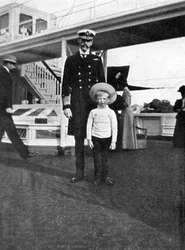 Król Norwegii Haakon VII 1872-1957 z synem Olav 1903-1991, 1908.