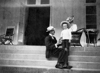 Król Norwegii Haakon VII, jego syn Olav i księżniczka Victoria w Bygdøy w Norwegii, 1908