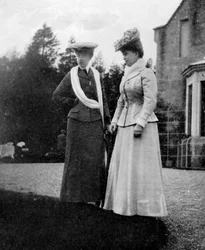 Mary of Teck 1867-1953, księżna Walii, z księżną Aosty, 1908.