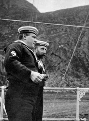 Dwóch marynarzy na królewskim jachcie u wybrzeży Norwegii, 1904 1908.