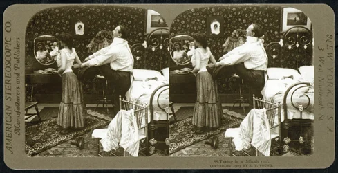 Karta stereoskopowa przedstawiająca kobietę zasznurowaną w gorset, wydana przez American Stereoscopic Company