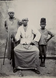 Mężczyzna i dwóch chłopców, Tanzania (odbitka żelatynowo-srebrowa)