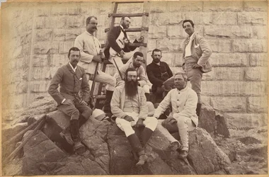 Kadra kierownicza Messrs. Glover & Co. przy moście na Sindhu (awers, u góry)