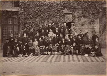 Uczniowie i personel klas średnich, Bishop Cotton School, Shimla (odwrocie)