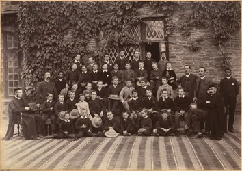 Klasa szkoły podstawowej, Bishop Cotton School, Shimla (awers)