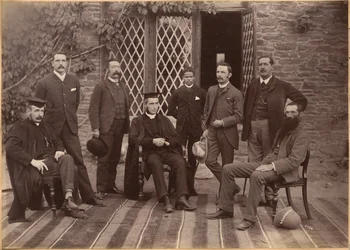 Dyrektor i nauczyciele Bishop Cotton School, Shimla (awers)