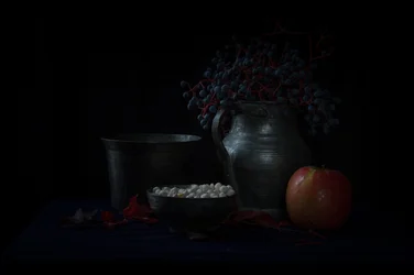 Ciemna martwa natura ze zbiorami