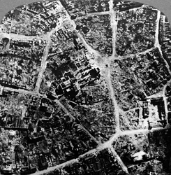 Widok z lotu ptaka na ruiny miasta i bazylikę Albert, Francja, I wojna światowa, 1914-1918.