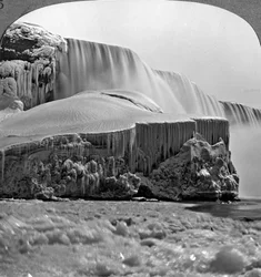 American Falls, Niagara Falls, zimą, Nowy Jork, USA.