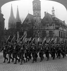 Wojska brytyjskie maszerujące w Kolonii, Niemcy, 1918-1926.