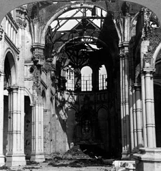 Uszkodzenie kościoła Notre Dame, Armentieres, Francja, I wojna światowa, 1918.