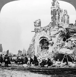 Niemieccy jeńcy wojenni przy ruinach bazyliki Alberta, Francja, I wojna światowa, 1914-1918.