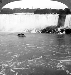 Wodospad Niagara i Maid of the Mist z kanadyjskich klifów w Kanadzie.