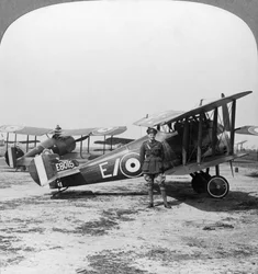 Samolot Sopwith Camel gotowy do patrolu nad liniami niemieckimi, I wojna światowa, c1917-c1918