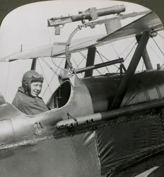 Sopwith Scout z pistoletem fotograficznym zamontowanym na górnym skrzydle, I wojna światowa, 1914-1918.