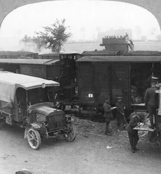Żołnierze i zaopatrzenie w pośpiechu z główki szyny na linię ognia, I wojna światowa, c1914-c1918
