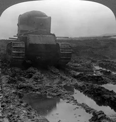 Czołg Whippet na błotnistym polu bitwy, Morcourt, Francja, I wojna światowa, 1918.