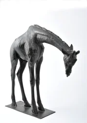 Duża żyrafa z opuszczoną głową, model 1909-10, odlana przed 1913 (brąz) (patrz też 3084917-43)