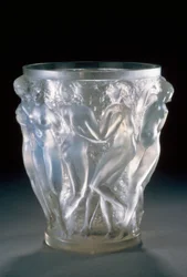 Waza z bachantkami z opalizującego szkła, ok. 1920, autorstwa René Lalique