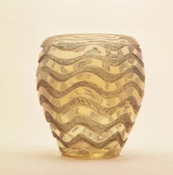 Ciężki odlewany wazon z falistym wzorem w polerowanym reliefie Lalique, ok.1902