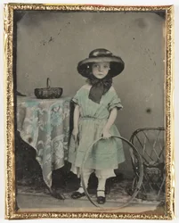 Portret dziewczyny trzymającej obręcz przy stole, ok. 1840-1890