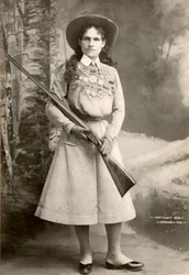 Annie Oakley z karabinem