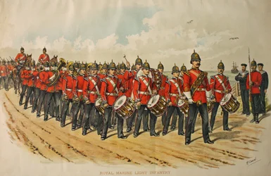Royal Marine Light Infantry Band prowadząca kolumnę maszerujących mężczyzn, 1895 r