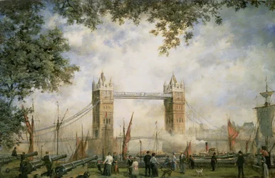 Tower Bridge: z Tower of London