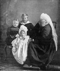 Królowa Wiktoria z dziećmi księcia i księżnej Yorku, 1901.
