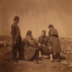 Dwóch stojących żołnierzy francuskich obok trzech siedzących i palących żołnierzy żuawów, wojna krymska, Krym, Ukraina