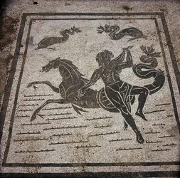 Starożytna Ostia (Ostia). Place des Corporations. Mozaika Sabratha Seafarers Corporation. Nimfa i koń morski.