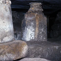 Starożytny Rzym, okres archaiczny: świątynia zbudowana pod Lapis Niger, czarnym kamieniem, na Forum Romanum i nosząca jeden z najstarszych napisów po łacinie. VI wiek p.n.e., Włochy