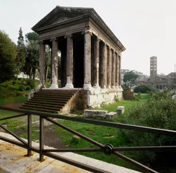 Starożytny Rzym: widok na Tempio di Portuno (Świątynia Portunusa lub świątynia męskiej fortuny) w pobliżu placu Ujścia Prawdy (Bocca della verita) II-I wiek p.n.e. Rzym
