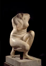 Afrodyta w kucki. Rzeźba z marmuru z II wieku n.e. Słońce. 0,71 m Paryż, Muzeum Luwru.