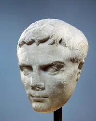 Sztuka starożytnego Rzymu: Twarz Augusta (Oktawian lub Oktawian, 63 pne-14 AD. Pierwszy cesarz rzymski. Rzeźba znaleziona w Kos, między 27 a 20 pne). Paryż, Musee du Louvre