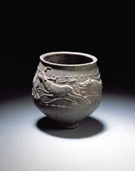 Zlewka ozdobiona sceną polowania przedstawiającą jelenie, łanie i psy, z rzymskiego stanowiska w Newstead, Melrose, 140-80 AD (wyroby kolorowe powlekane)
