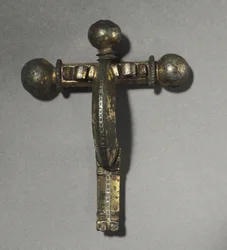 Kusza Fibula, ok. 350-400 (brąz, pozłacany brąz, srebro i niello)