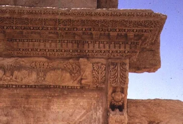 Fragment belkowania zdobionego popiersiami portretowymi, rzymski, II w. (foto)