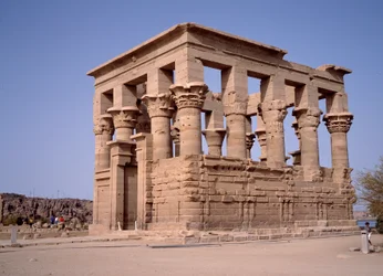 Starożytność egipska: kiosk Marka Ulpiusa Trajanusa (Trajana lub traiano) cesarza rzymskiego. II wiek. Asuan, Philae. Egipt