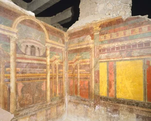 Freski w drugim stylu pompejańskim przedstawiające pozorną architekturę, z jednego pomieszczenia Willi Misteriów, Pompeje, Kampania, cywilizacja rzymska