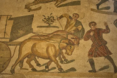 Sala Wielkiego Polowania, mozaika podłogowa przedstawiająca scenę polowania, Villa Romana del Casale, Piazza Armerina, Sycylia, Włochy (zdjęcie ilustracyjne)