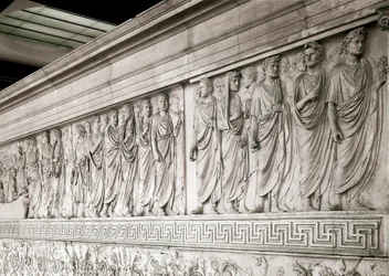 Cesarski orszak cesarza Augusta – płaskorzeźba z marmuru Ara Pacis Augustae na północy, zbudowana przez rzymskiego cesarza Augustae między 13 a 9 rokiem p.n.e. na Polu Marsowym (Pole Marsowe) w Rzymie w celu upamiętnienia pokoju po wojnach imperium