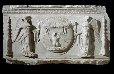 Marmurowy fragment reliefu z Plaza de la Consolazione w Rzymie