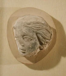 Relief przedstawiający głowę kobiety, z Tunezji (stiuk)