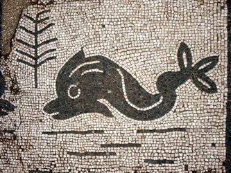 Przedstawienie delfina po mozaice na placu Corporazioni of Ostia (Ostia) antica.