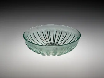 Miska ze szkła żebrowanego, AD 100-200 (szkło dmuchane i cięte)