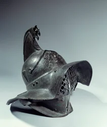 Starożytność rzymska: hełm gladiatora używany podczas walki. Znajdź Pompeje. Paryż, Musee du Louvre