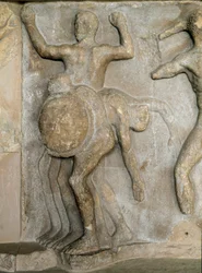 Sztuka rzymska: Hercules and the Giant ma trzy głowy Gerion (odcinek dwunastu (12) dzieł Herkulesa) Fragment Fringe z teatru Delphi. I wne. Delphi, muzeum archeologiczne