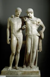 Sztuka rzymska: „Orestes i Elektra” - Marmurowa rzeźba z Pozzuoli, I wiek n.e., wymiary: 160 cm - Narodowe Muzeum Archeologiczne, Neapol - Cywilizacja rzymska: Elektra i Orestes - Marmurowa rzeźba, wys. 160 cm