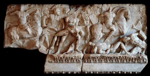 Sztuka rzymska: fragment marmurowego sarkofagu przedstawiający scenę bitwy między Galami a Rzymianami, 20 ne (sztuka rzymska: fragment marmurowego sarkofagu z reliefem przedstawiającym walkę żołnierzy rzymskich i galijskich, 20 ne) Wymiary 87x173 cm Mantua